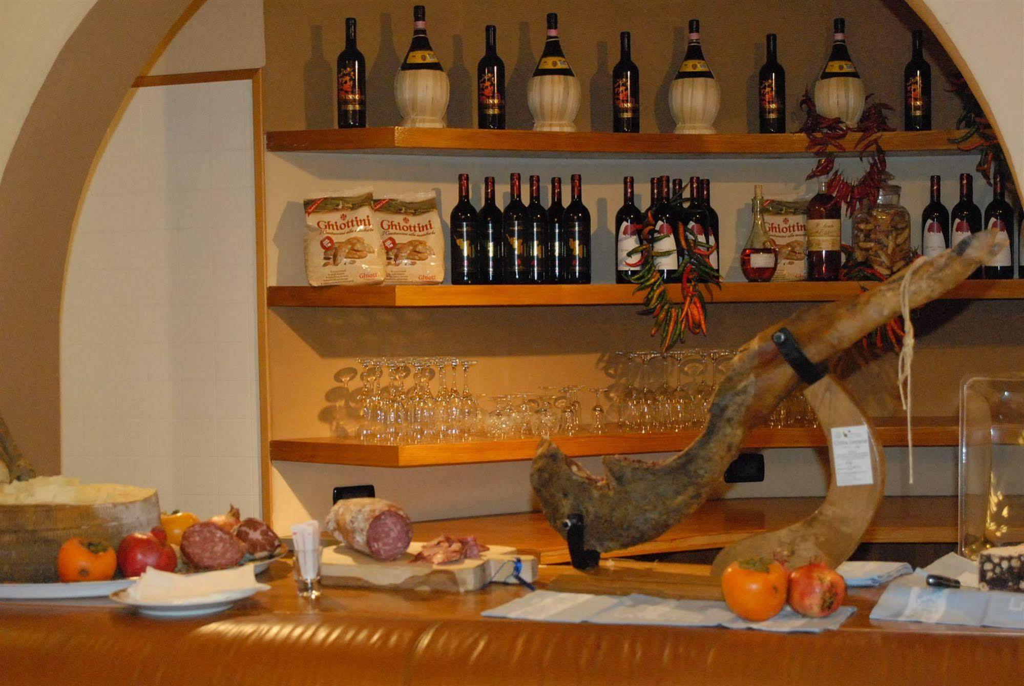 Hotel Ristorante La Grotta Кастільйоне-делле-Стів'єре Екстер'єр фото