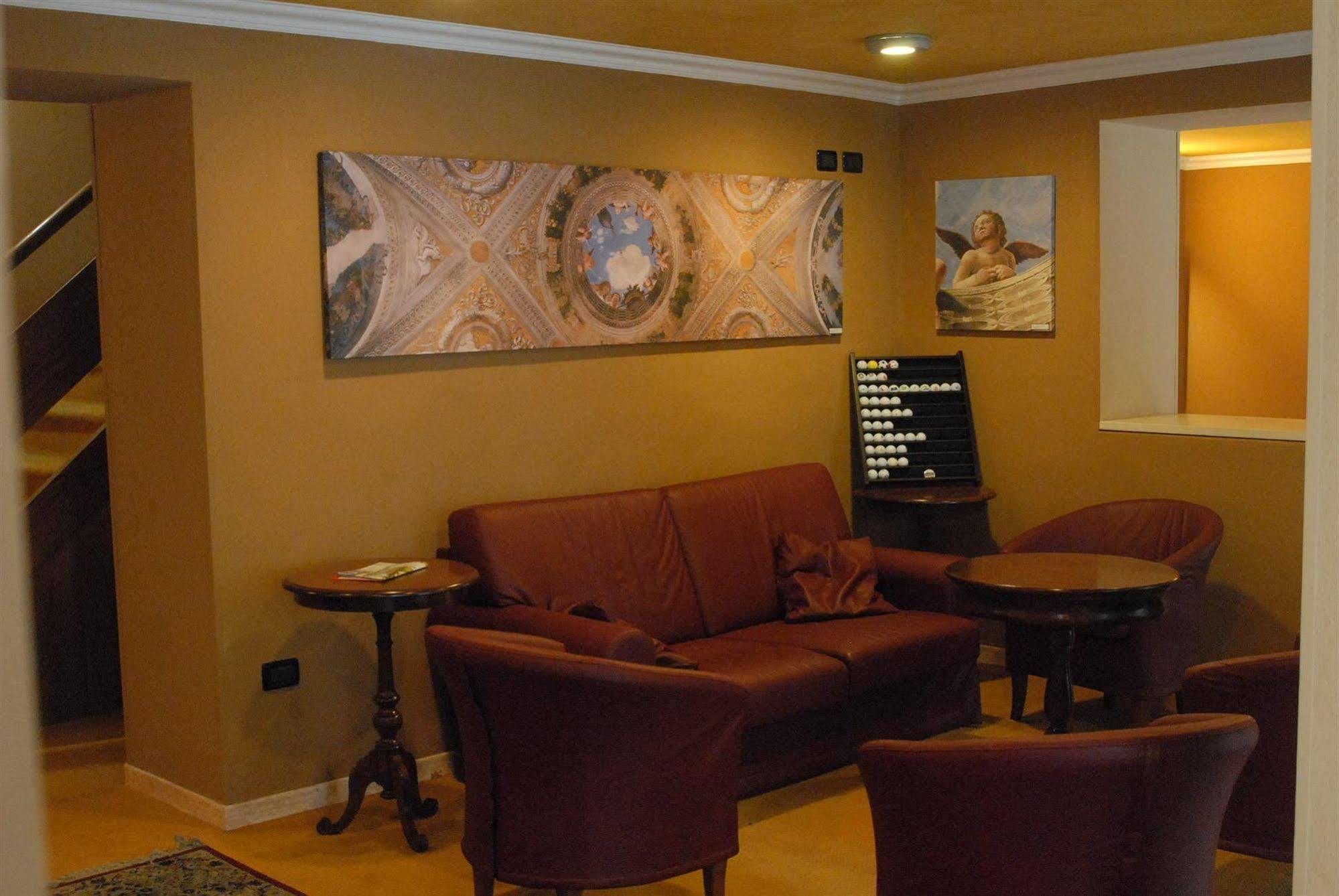 Hotel Ristorante La Grotta Кастільйоне-делле-Стів'єре Екстер'єр фото